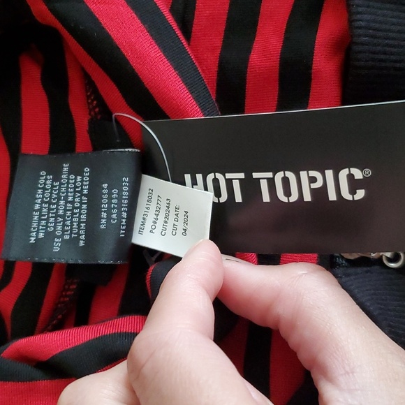 *NWT* Hor Topic Social Collison's Red Black Stripe 2FEr Off the Shoulders Shirt - Picture 13 of 16